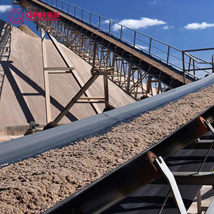 Apa yang menjadikan tali pinggang penghantar kain pilihan terbaik untuk pengendalian bahan moden?